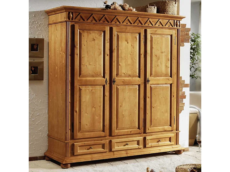 Schlafzimmer Kleiderschrank aus Fichte Massivholz antik lackiert