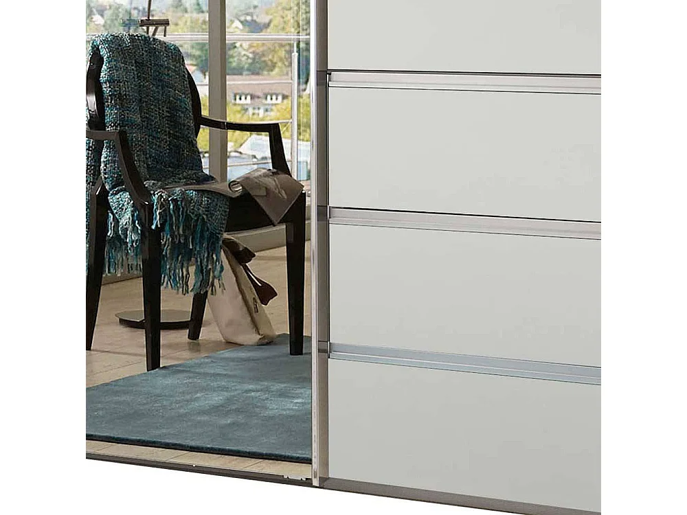 Kleiderschrank Schiebetüren in modernem Design Metallgriffen