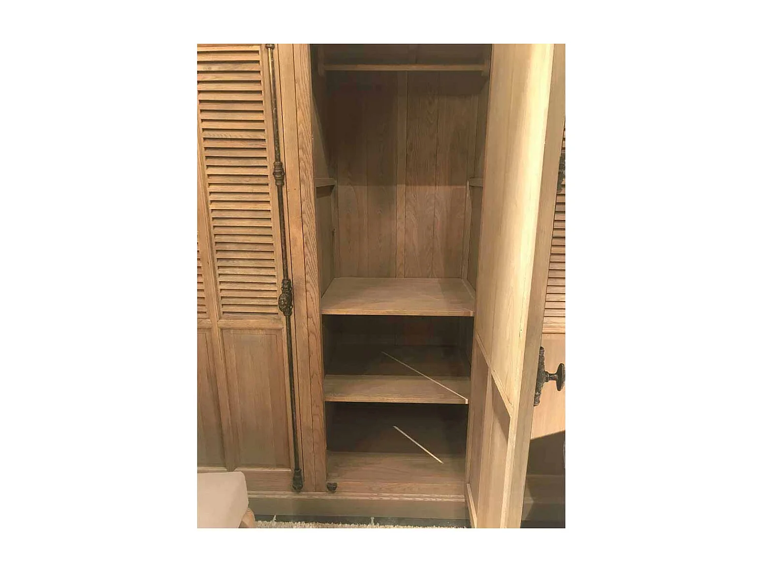 Landhaus Kleiderschrank mit Lamellentüren Eiche