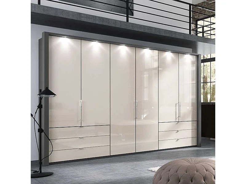 Schlafzimmer Kleiderschrank in Creme Weiß und Braun Falttüren