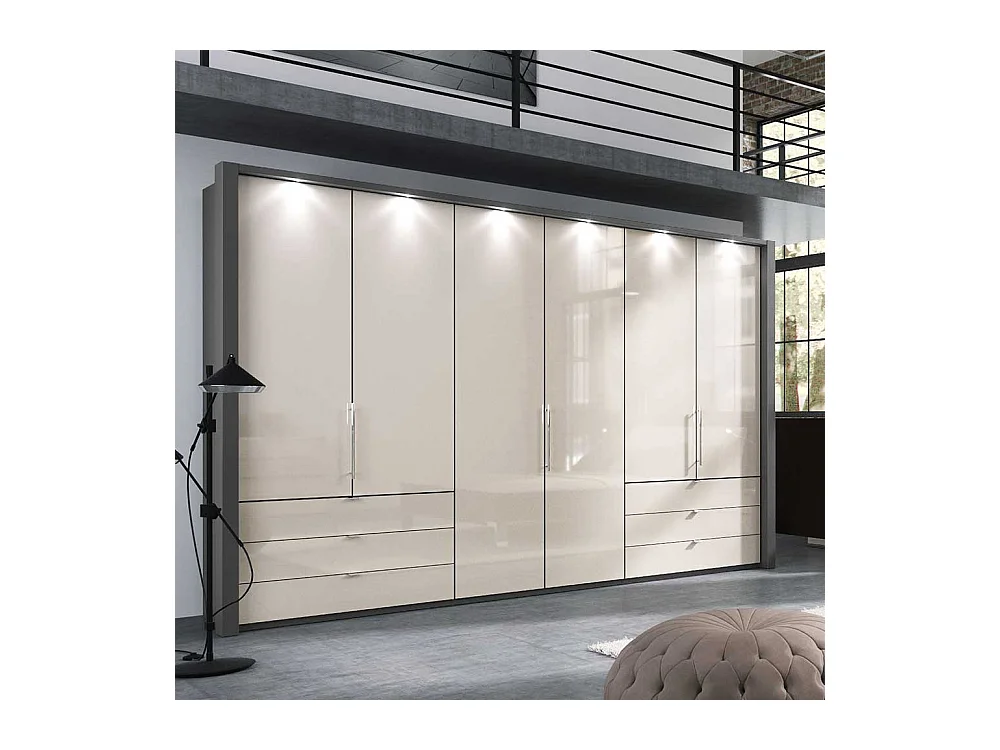 Schlafzimmer Kleiderschrank in Creme Weiß und Braun Falttüren