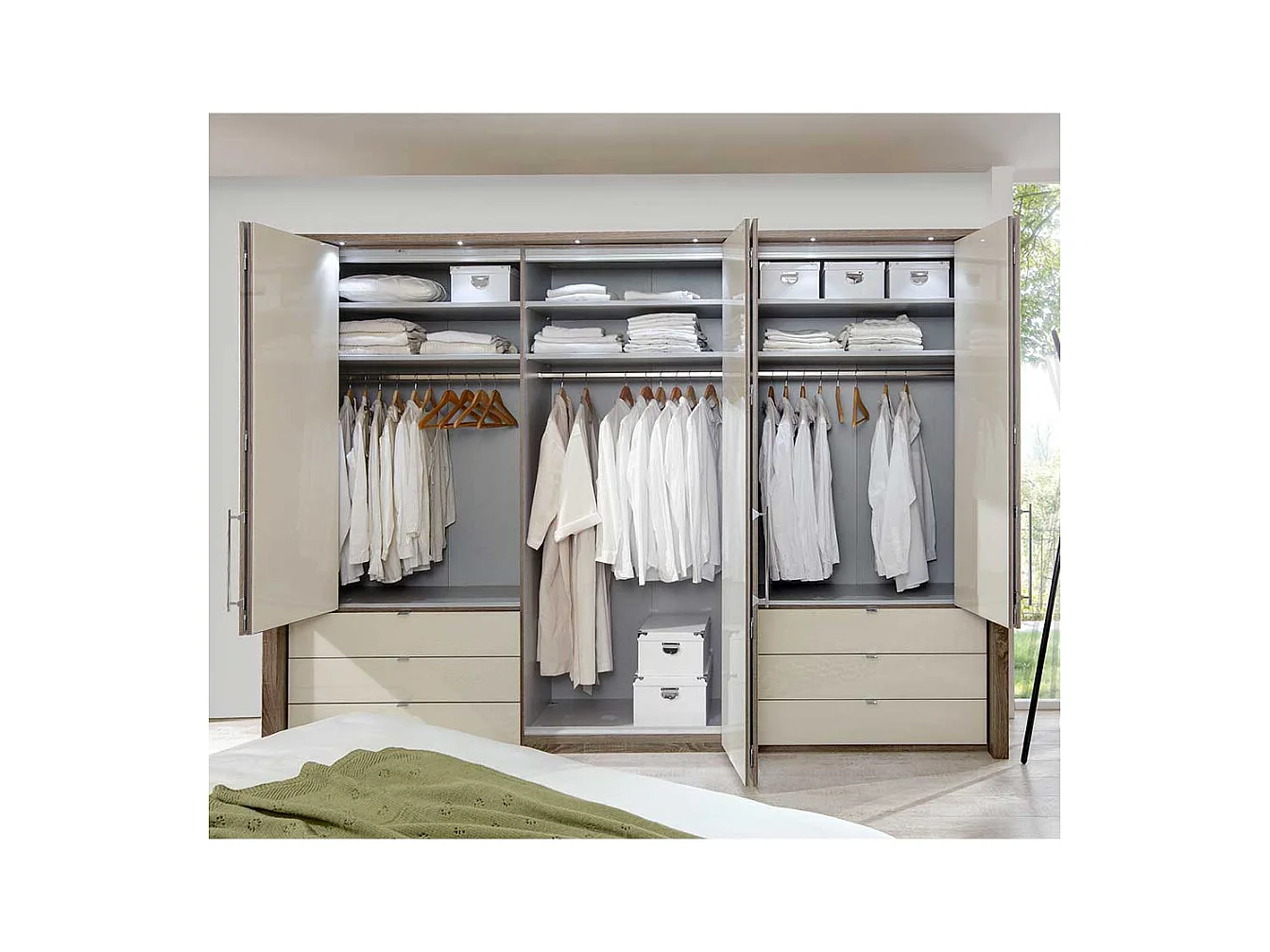 Flattürenschrank in Creme Glas