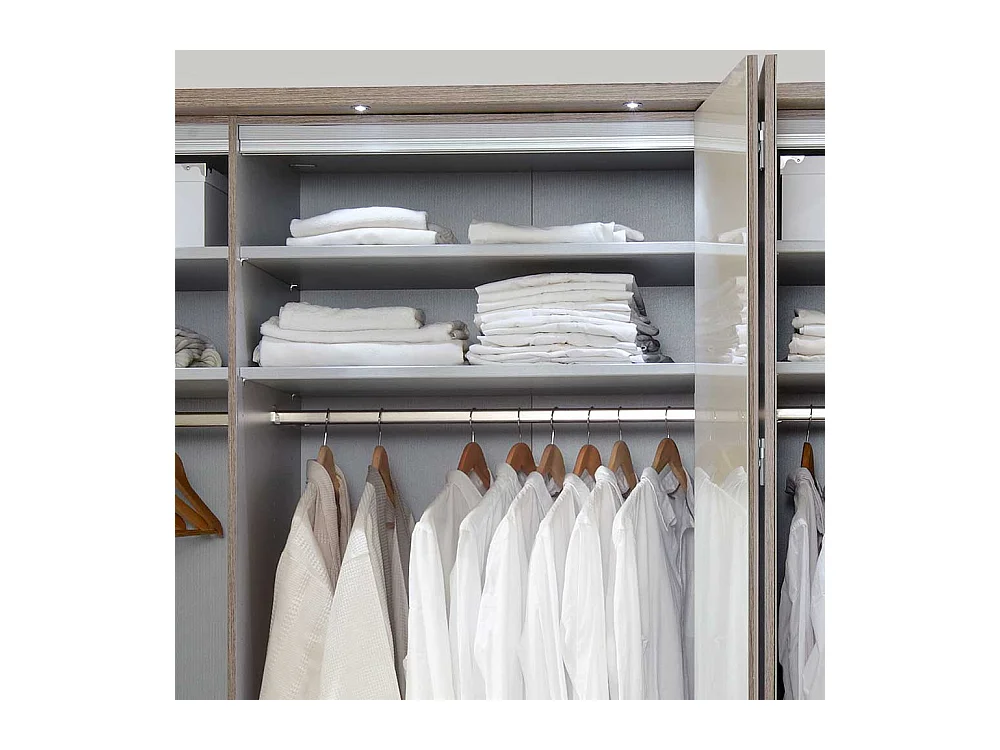 Flattürenschrank in Creme Glas