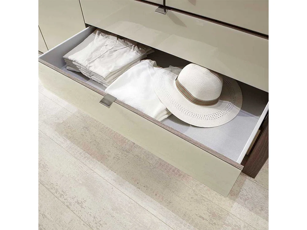 Flattürenschrank in Creme Glas