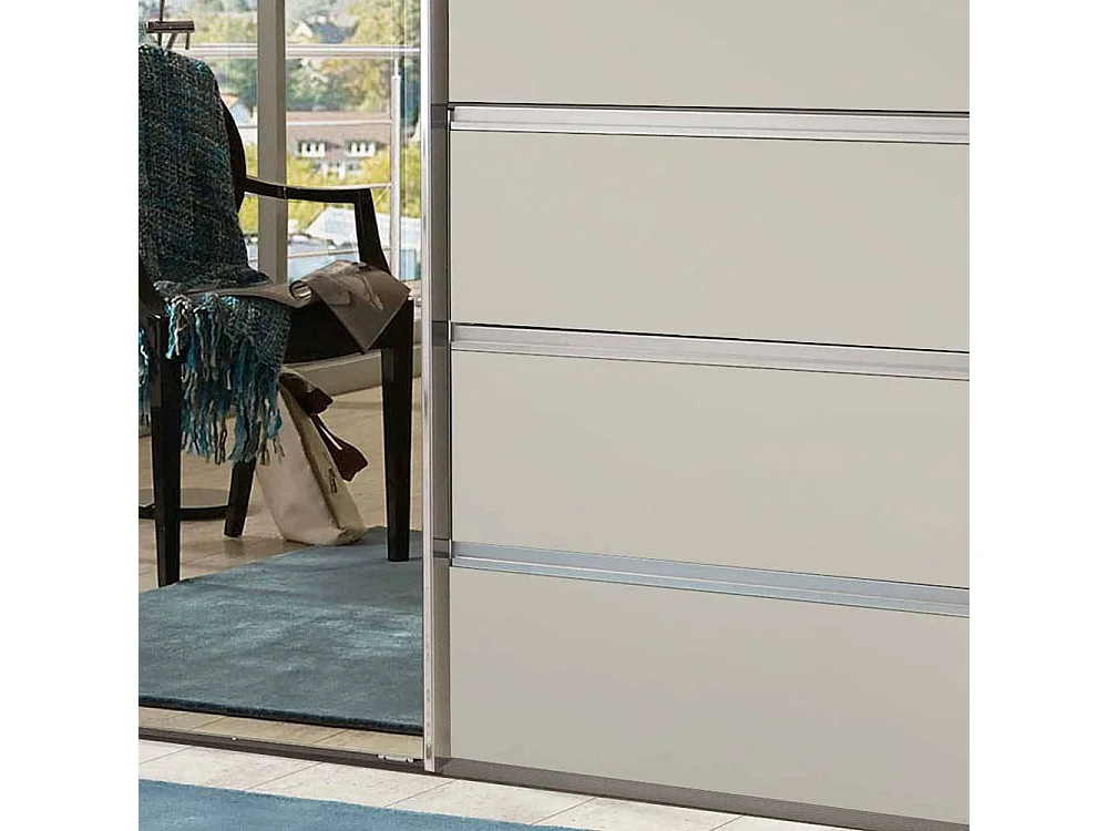 Gleittürenschrank modern in Champagner glasbeschichtet