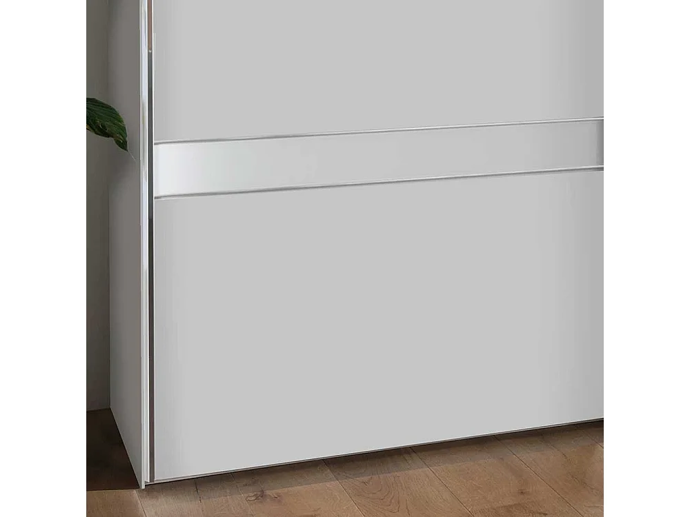 Kleiderschrank in Weiß und Chromfarben Schwebetüren