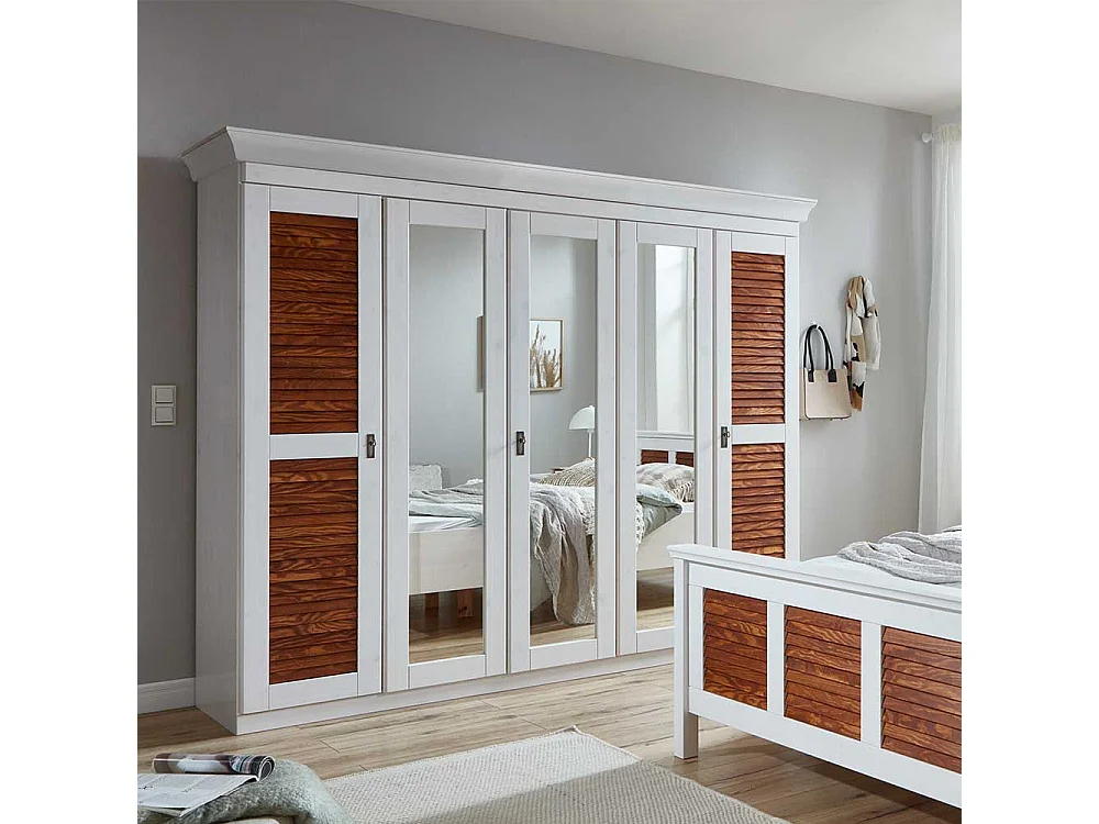 Hochwertiger Holzkleiderschrank im Landhaus Stil drei Spiegeltüren