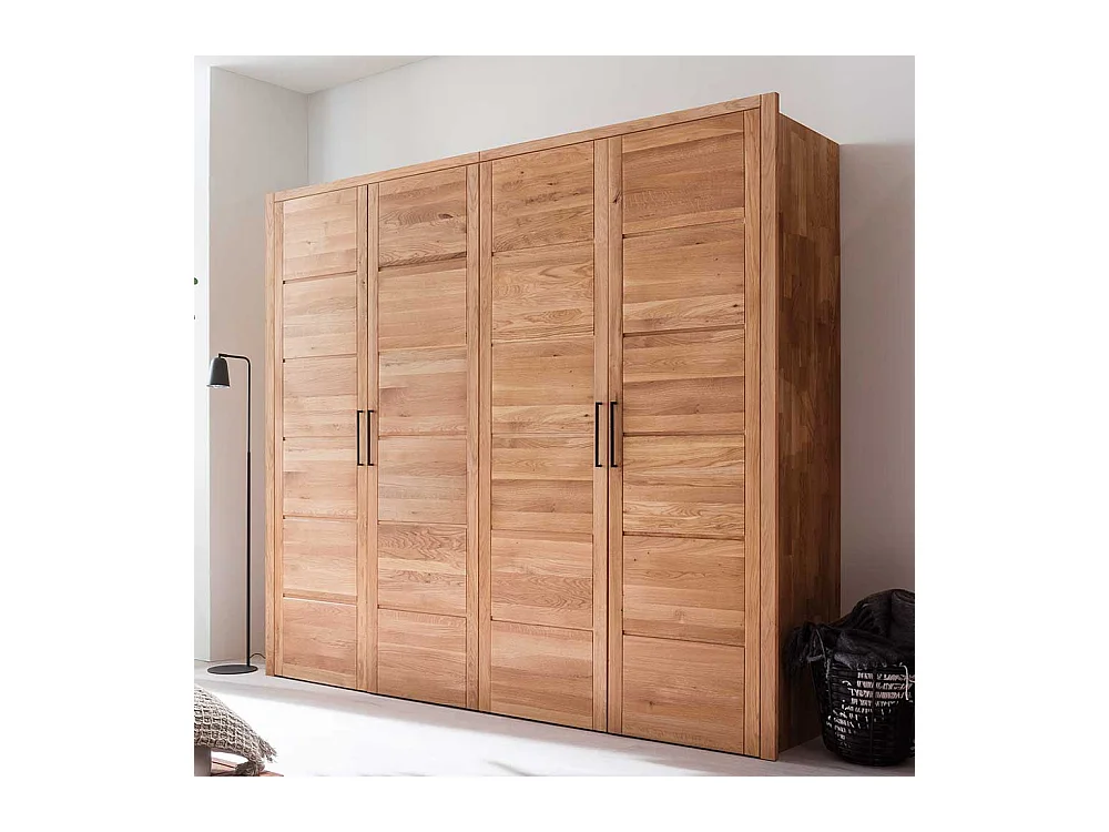 Massiver Holzkleiderschrank aus Wildeiche vier Türen