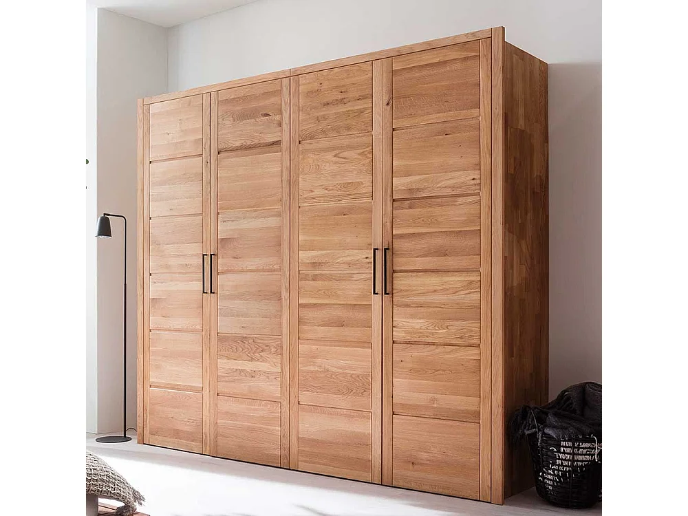 Massiver Holzkleiderschrank aus Wildeiche vier Türen