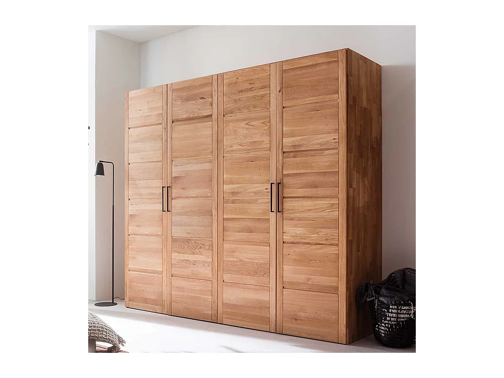 Massiver Holzkleiderschrank aus Wildeiche vier Türen