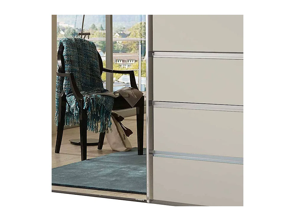 Schwebtuerenschrank in Champagner 300 cm breit und 67 cm tief