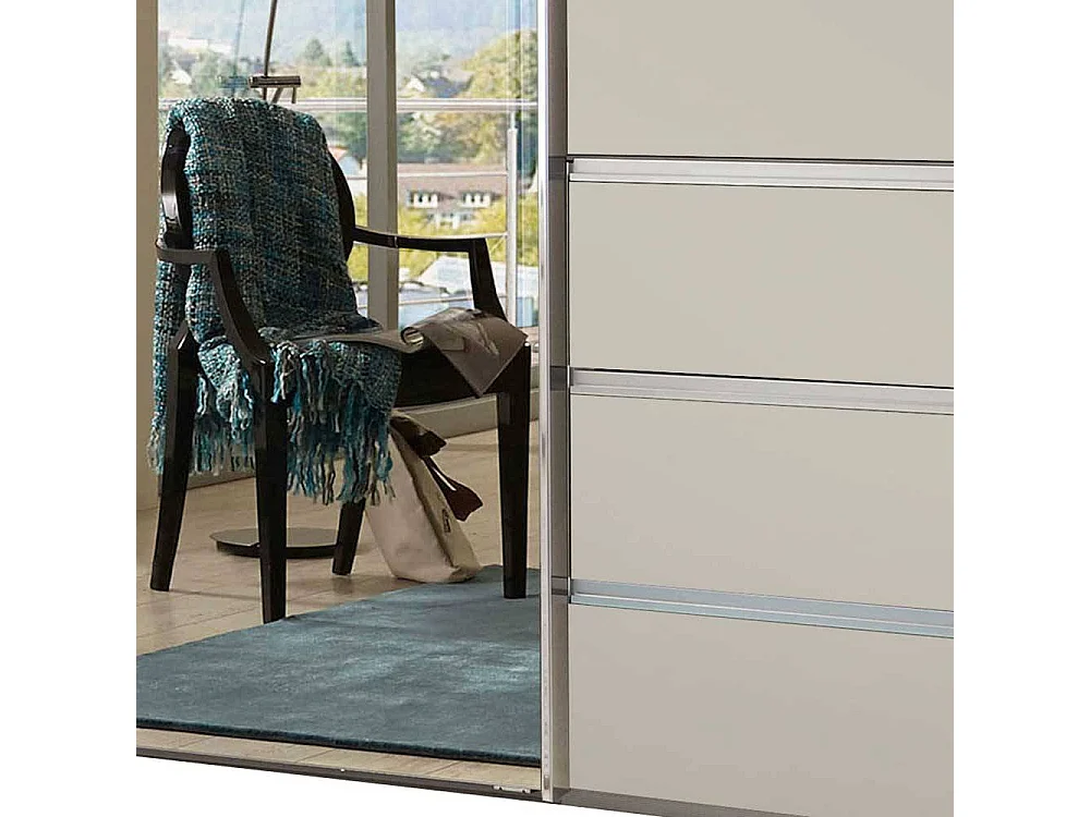 Schwebtuerenschrank in Champagner 300 cm breit und 67 cm tief