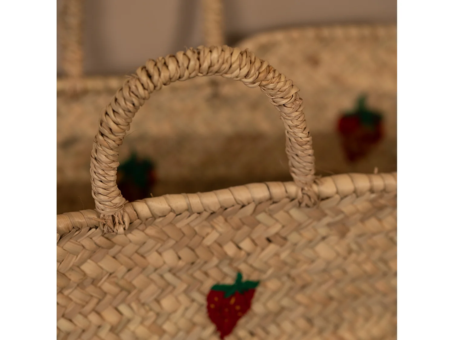 Cesta natural bordada a mano con fresas en lana roja y verde