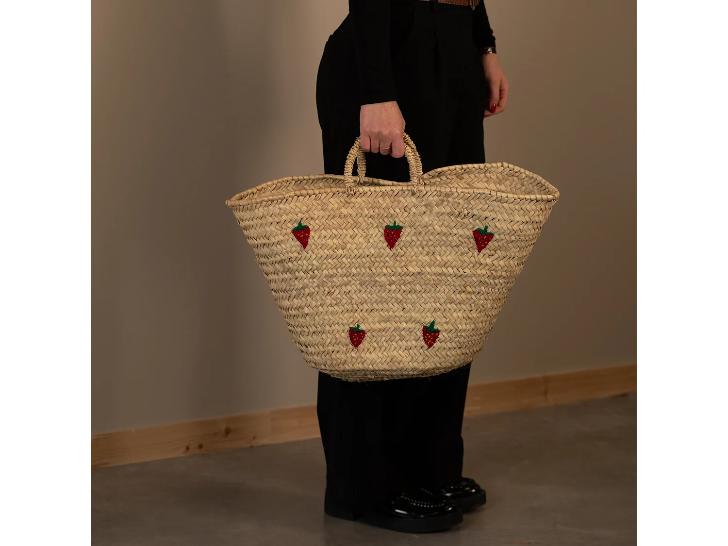 Cesta natural bordada a mano con fresas en lana roja y verde