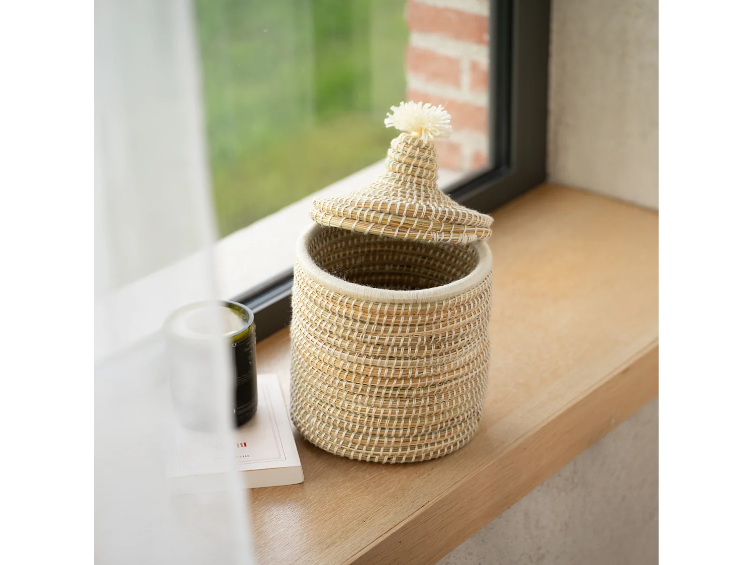 Cesto con tapa y acabado en lana