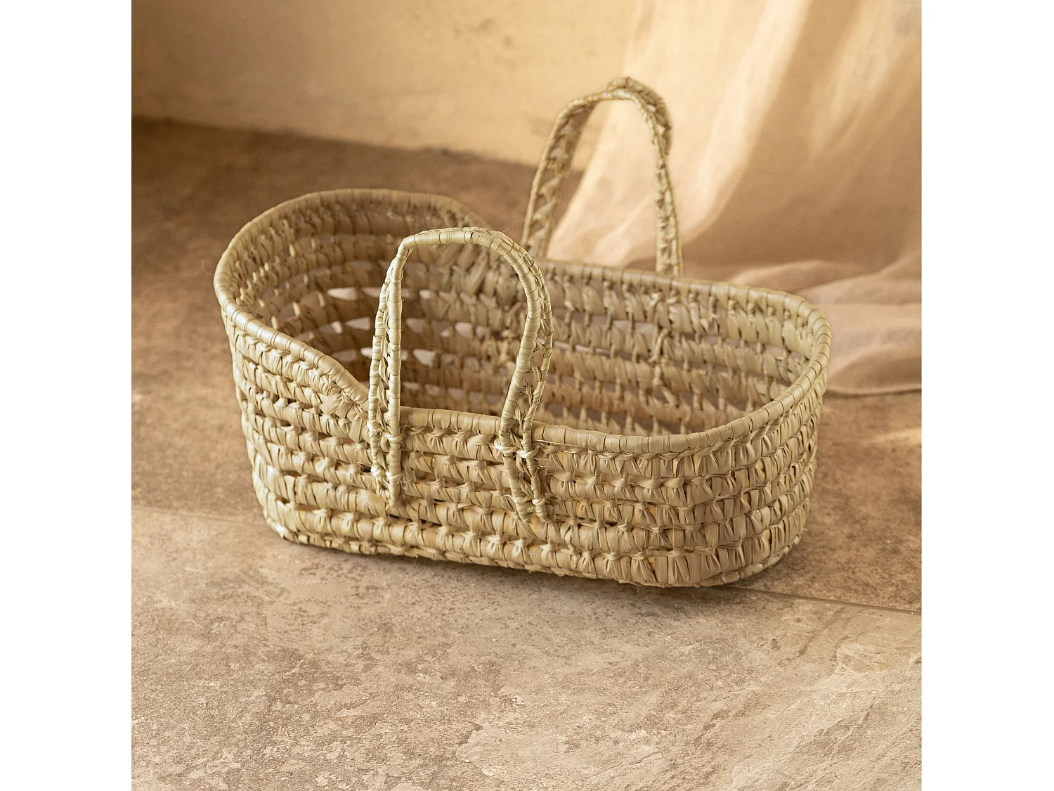 Cesto de mimbre para muñeca