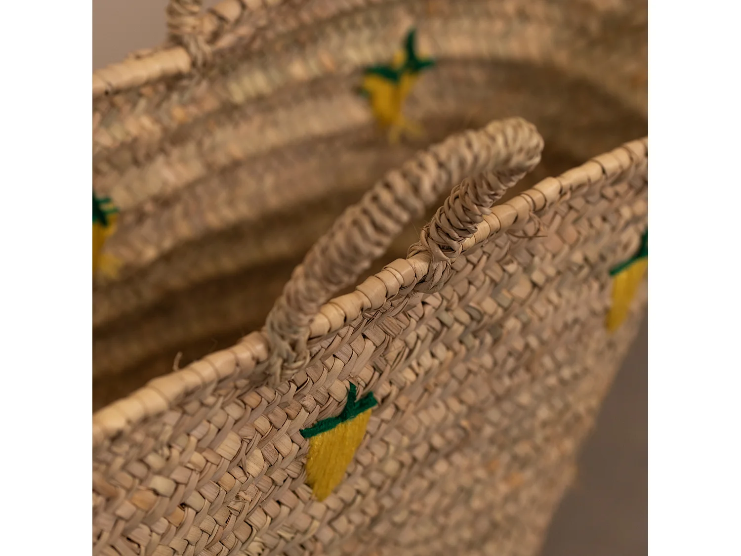 Cesta con limones bordados