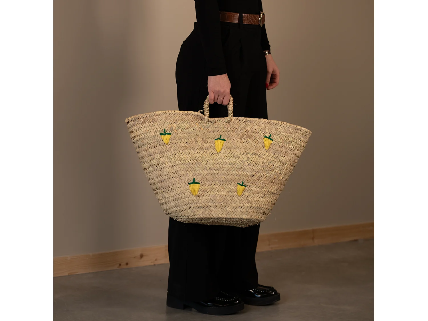 Cesta con limones bordados