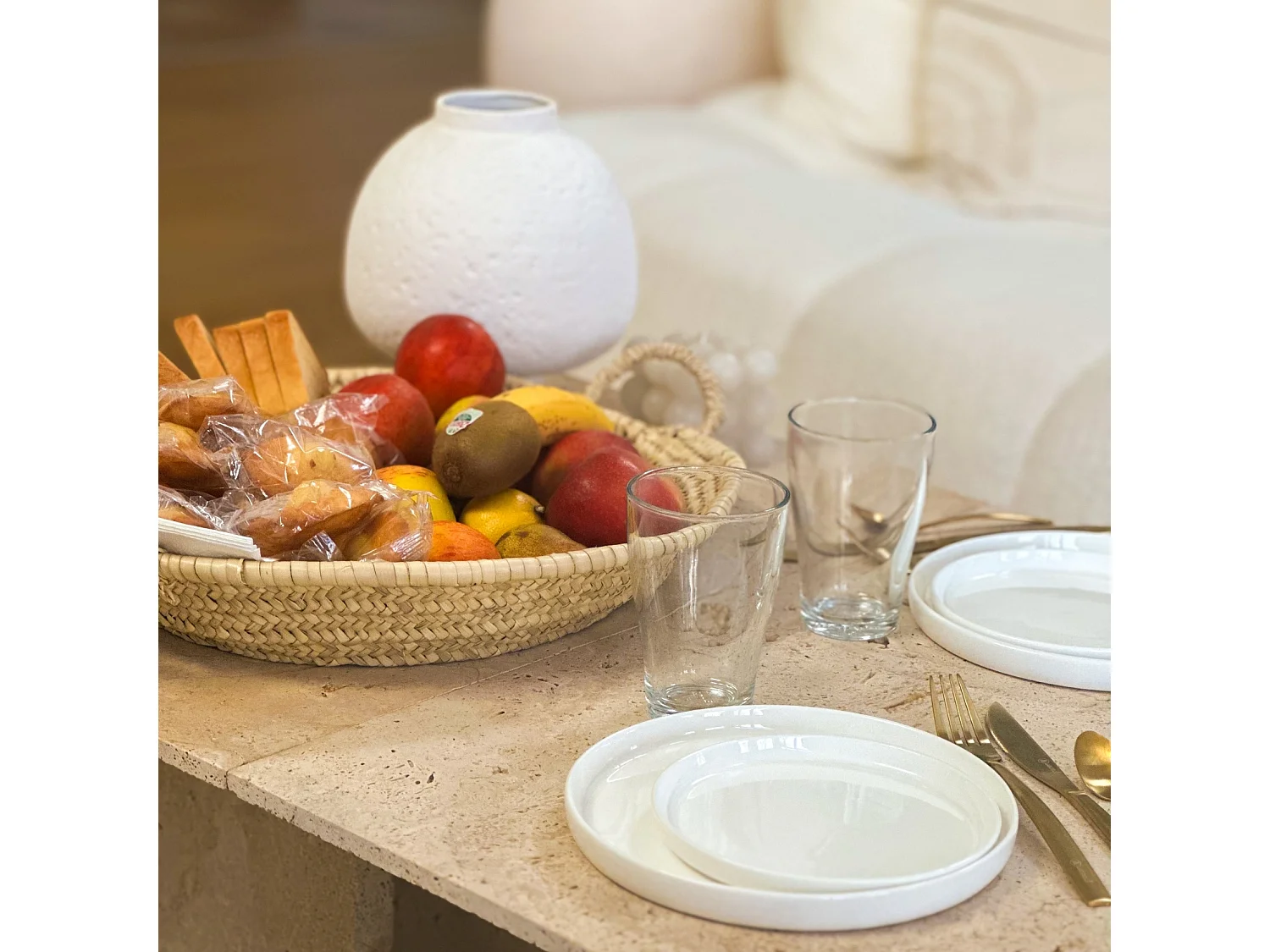 Cesta plana con asas de palma