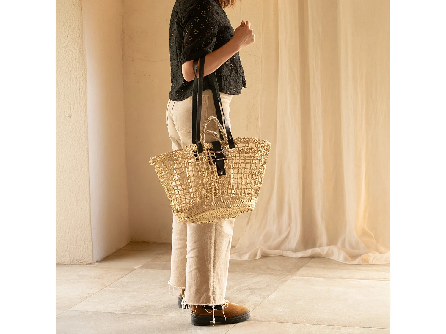 Sac panier en fibre de palmier et anses cuir noir