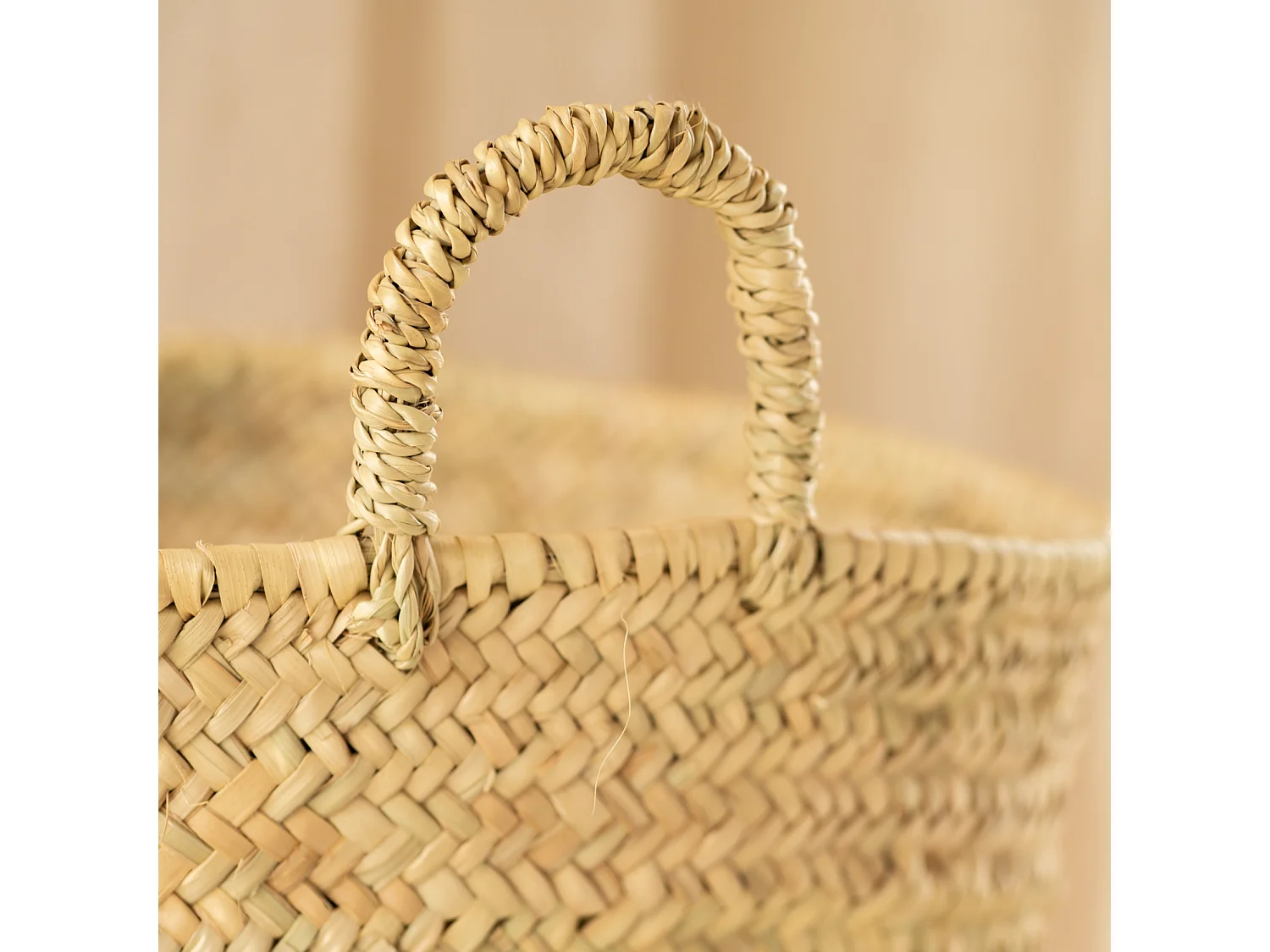 Grand panier en feuilles de palmier avec anse