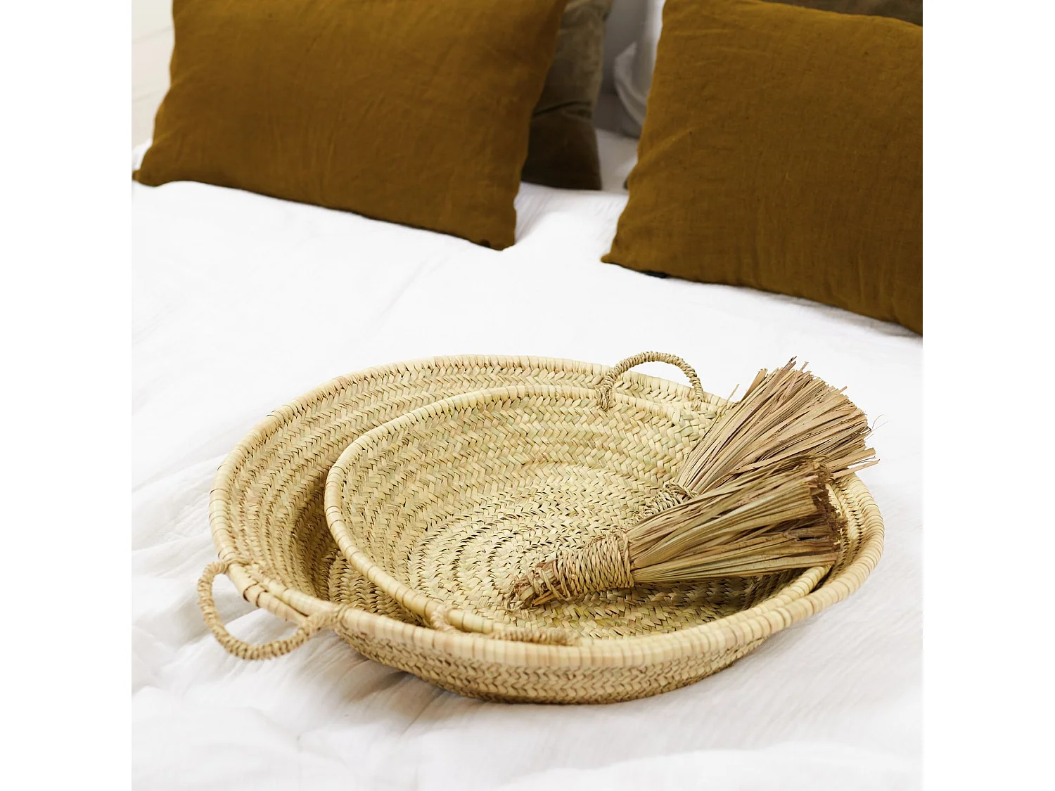 Cesta plana con asas de palma