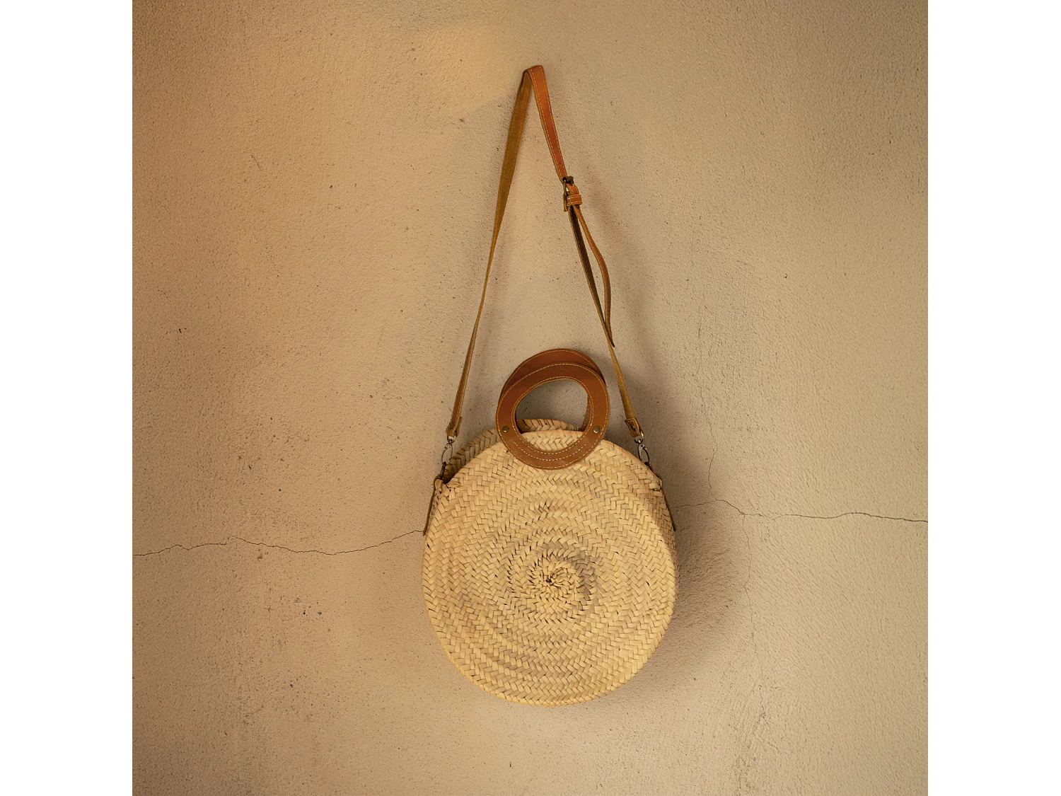 Cesta redonda con asa de cuero