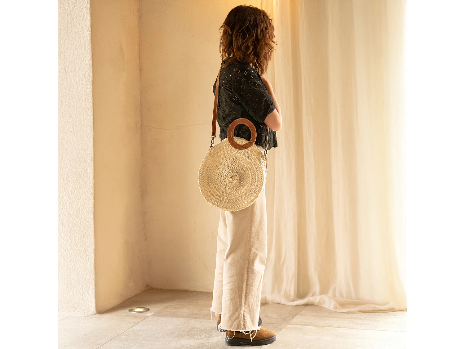 Cesta redonda con asa de cuero