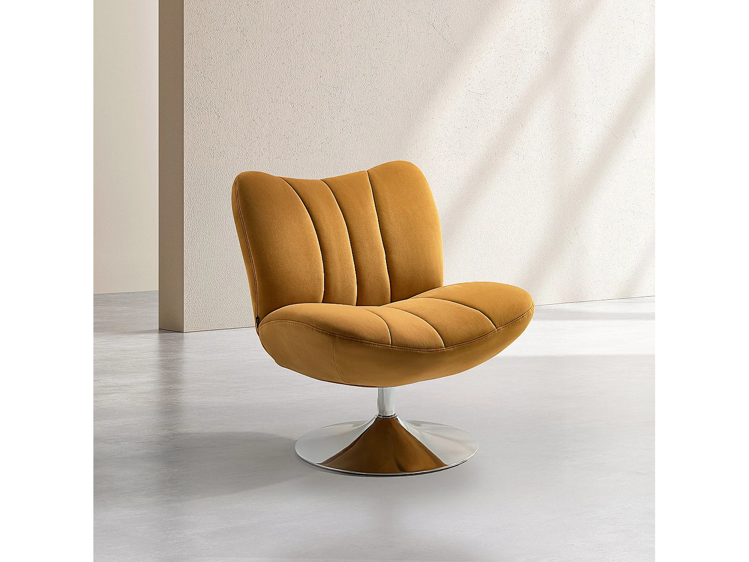 Habitat - Fauteuil pivotant matelassé en tissu et métal chromé  - Miel - Andrew