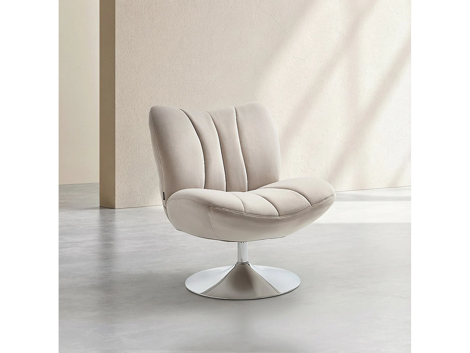 Habitat - Fauteuil pivotant matelassé en tissu et métal chromé  - Crème - Andrew