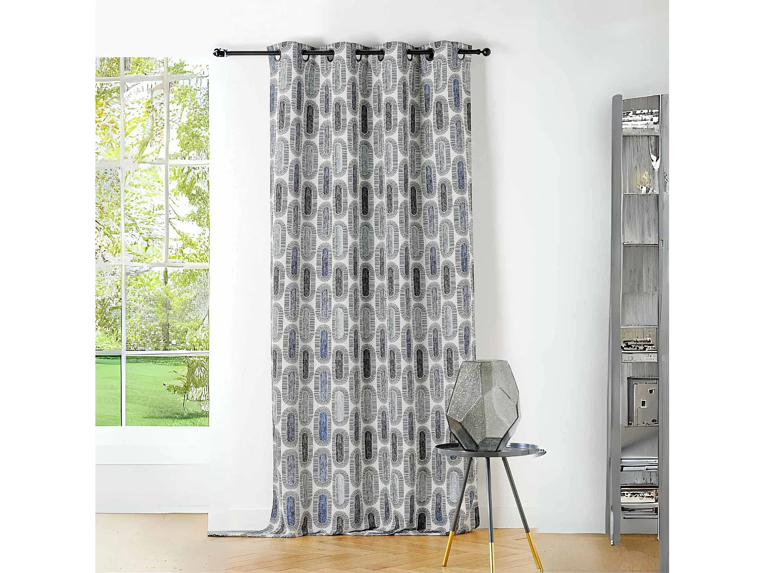 Cortina traslúcida con motivos retro