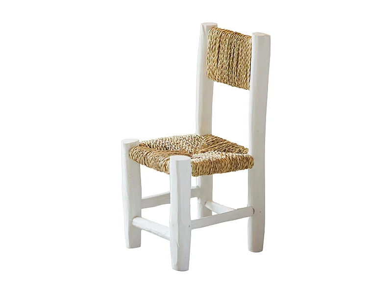 Silla infantil de madera blanca y doum