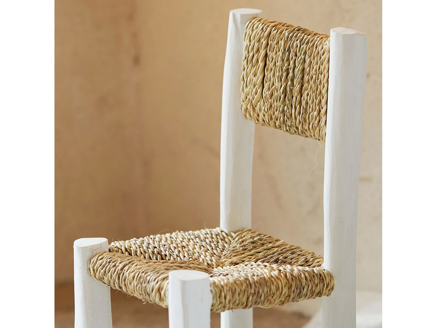Silla infantil de madera blanca y doum