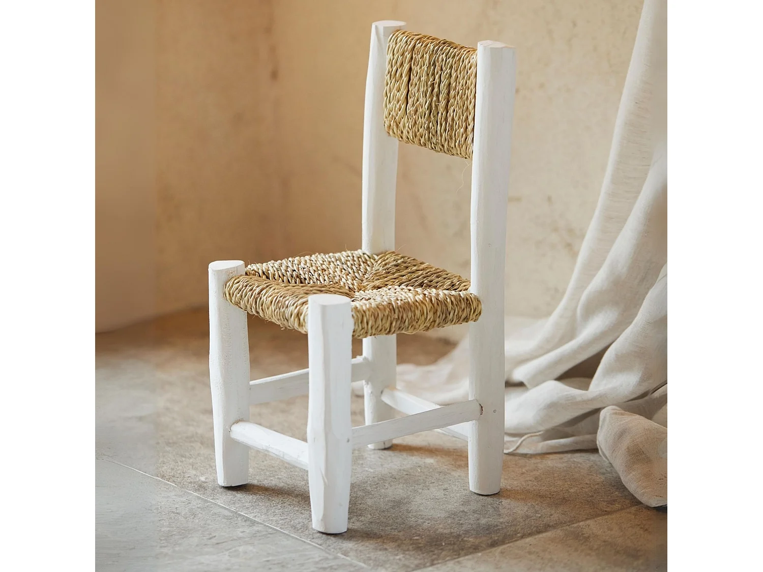 Silla infantil de madera blanca y doum