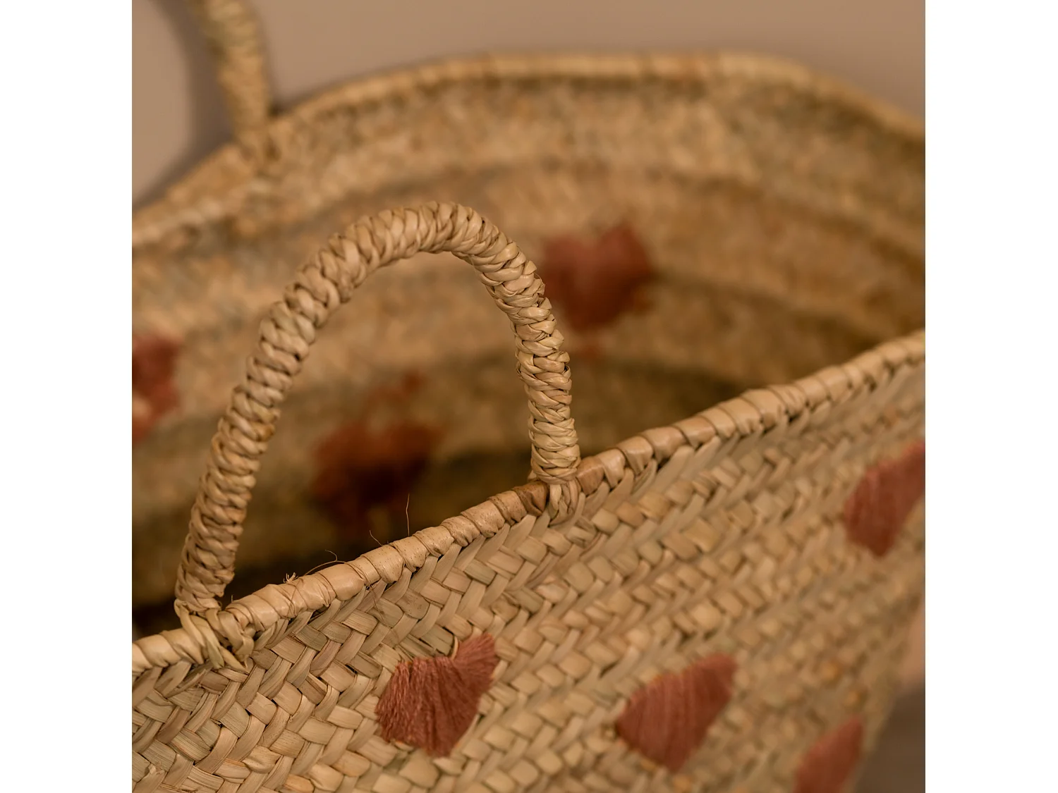 Cesta con corazones bordados