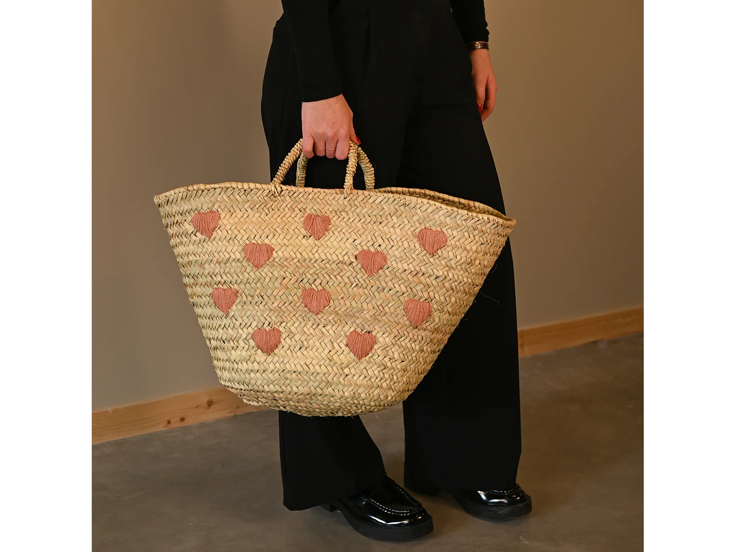 Cesta con corazones bordados