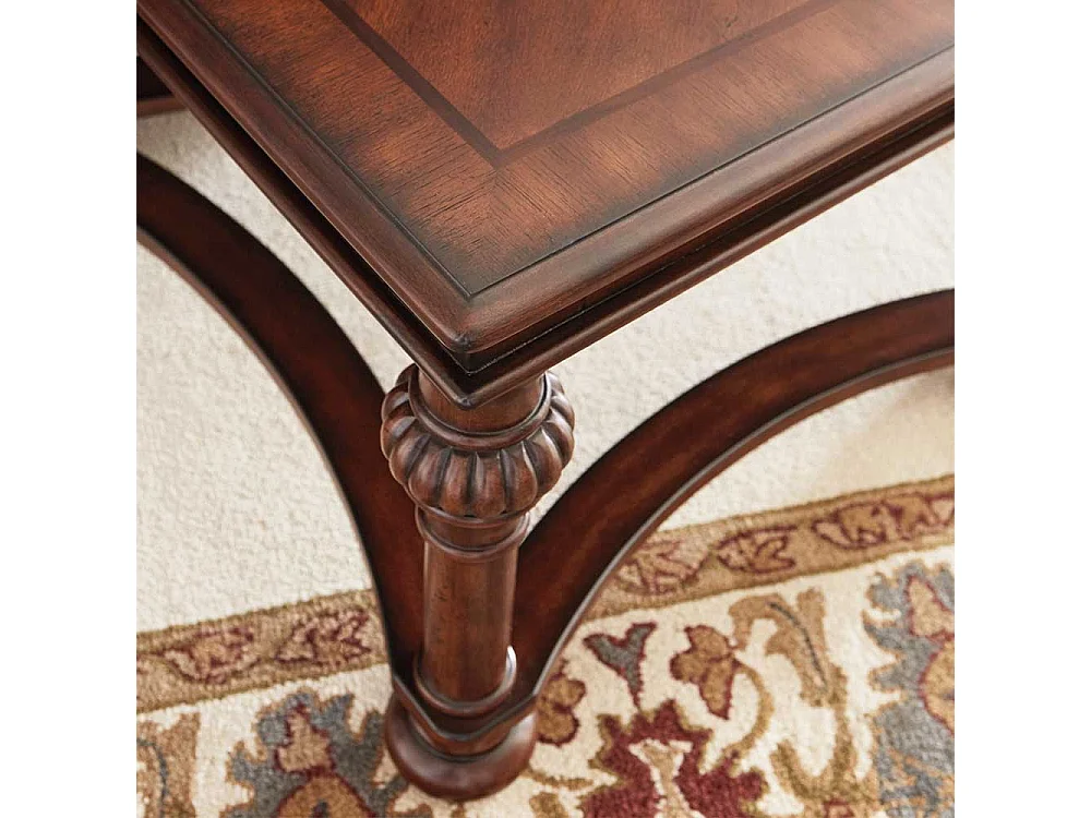 Beistelltisch klassisch in Nussbaumfarben Metallgriff