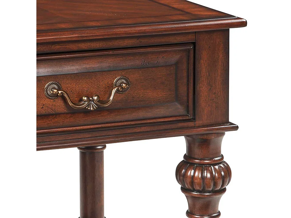 Beistelltisch klassisch in Nussbaumfarben Metallgriff