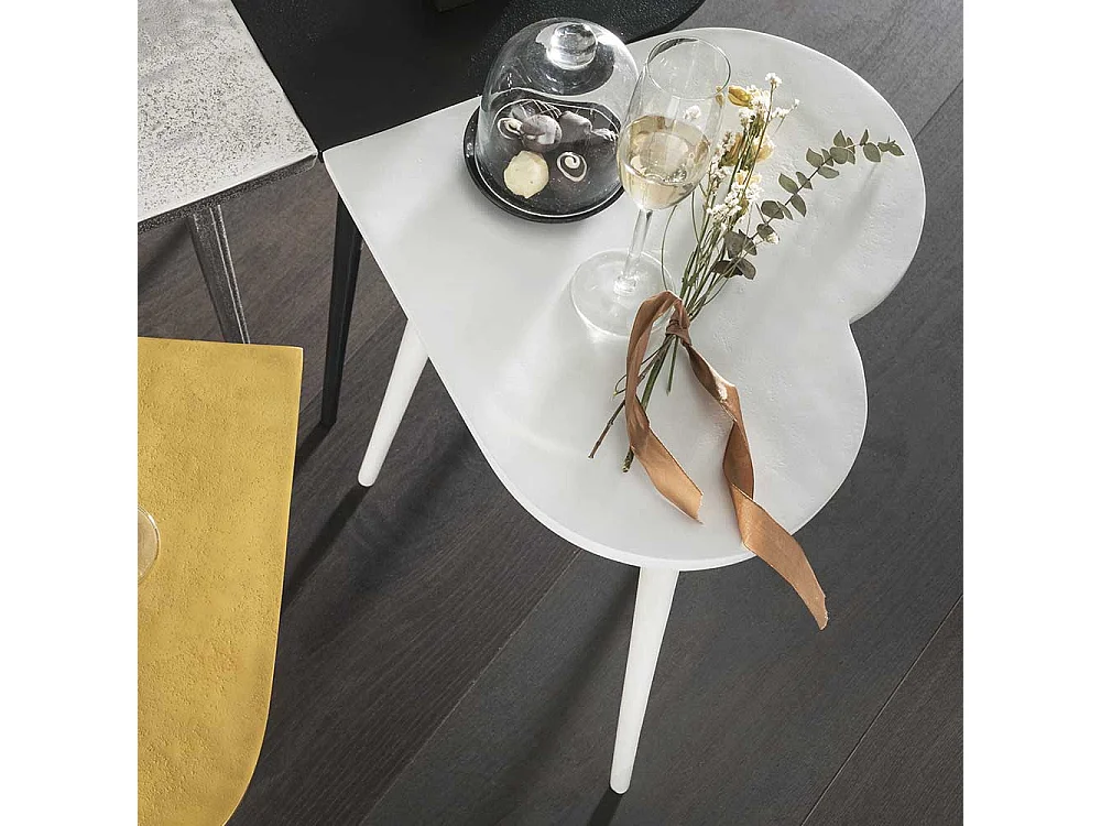 Herzform Beistelltisch aus Metall Dreifußgestell