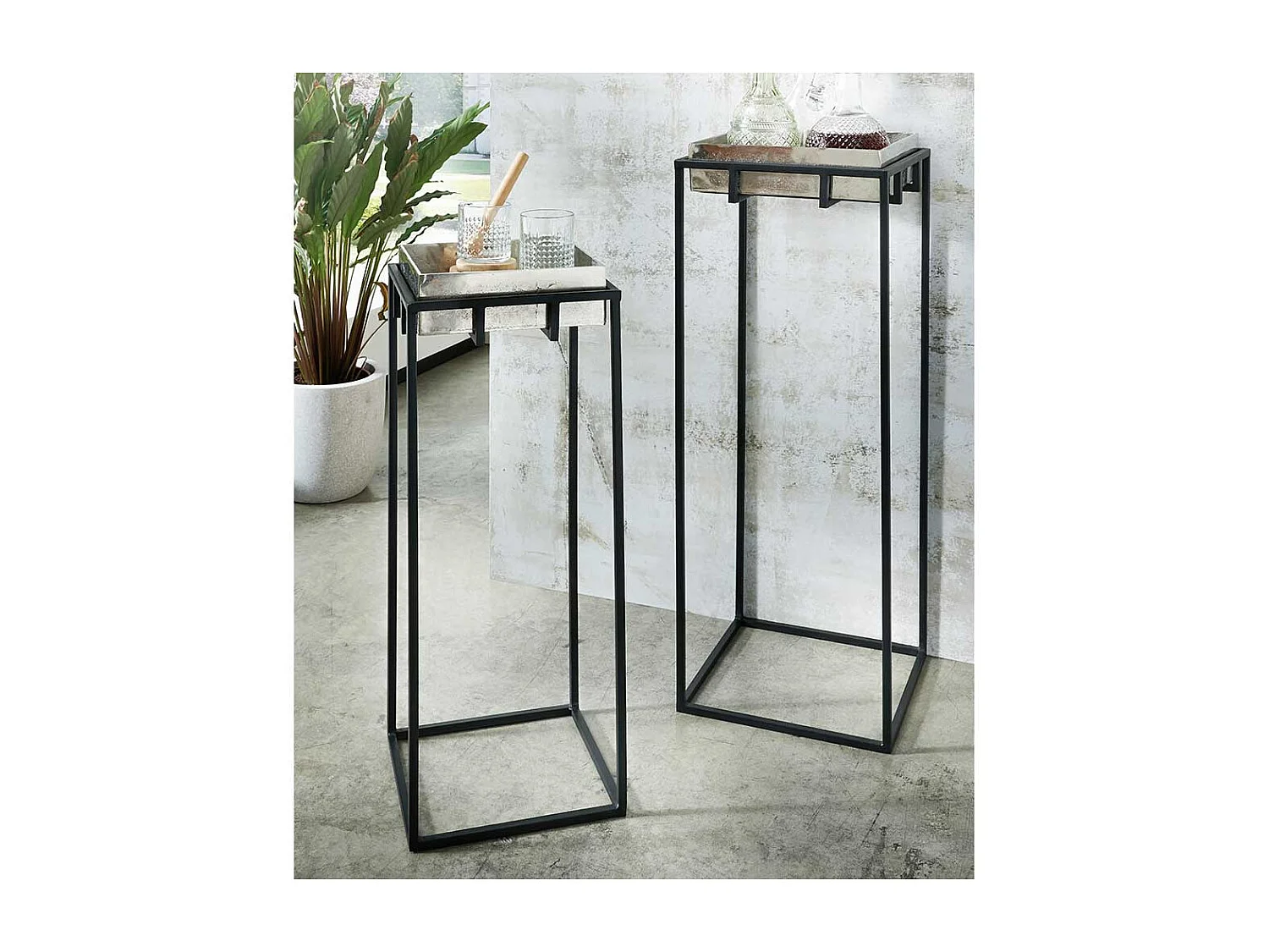 Hohe Beistelltische aus Metall abnehmbarer Platte (zweiteilig)