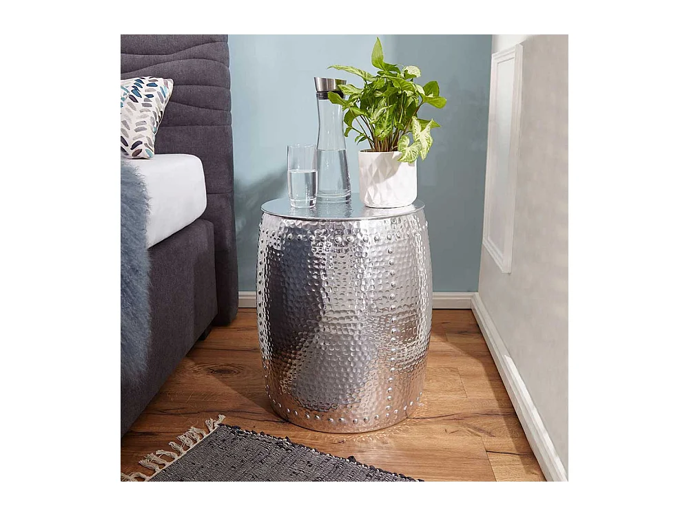 Design Beistelltisch in Hammerschlag Optik handgearbeitet