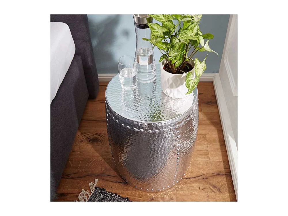 Design Beistelltisch in Hammerschlag Optik handgearbeitet