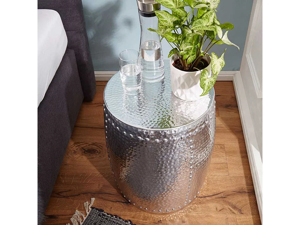 Design Beistelltisch in Hammerschlag Optik handgearbeitet