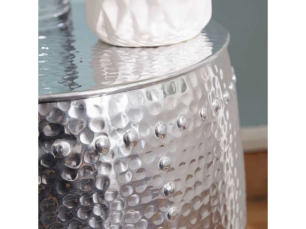 Design Beistelltisch in Hammerschlag Optik handgearbeitet