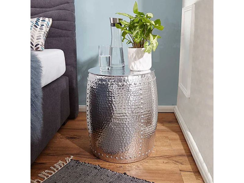 Design Beistelltisch in Hammerschlag Optik handgearbeitet