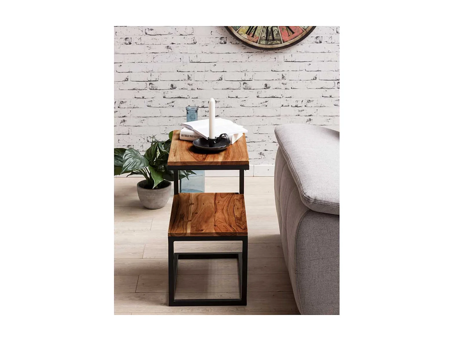 Design Beistelltisch aus Sheesham Massivholz Metall