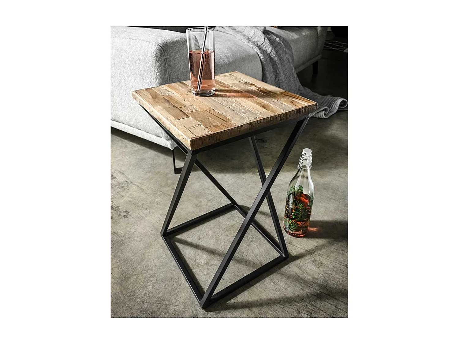 Factory Beistelltisch aus Recyclingholz Metall