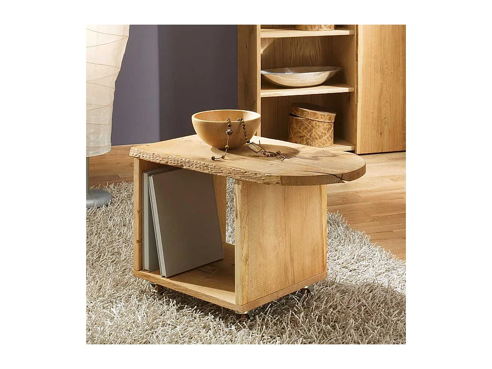 Rustikaler Couchtisch mit Baumkante Rollen