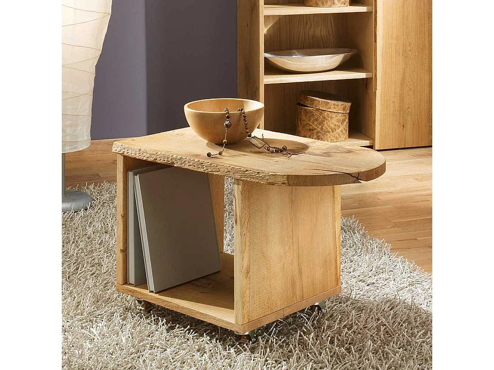 Rustikaler Couchtisch mit Baumkante Rollen