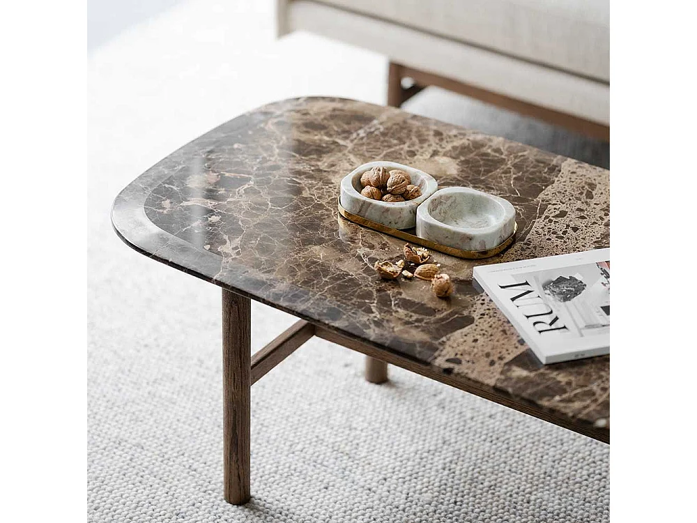 Moderner Wohnzimmertisch mit Marmorplatte Vierfußgestell aus Holz